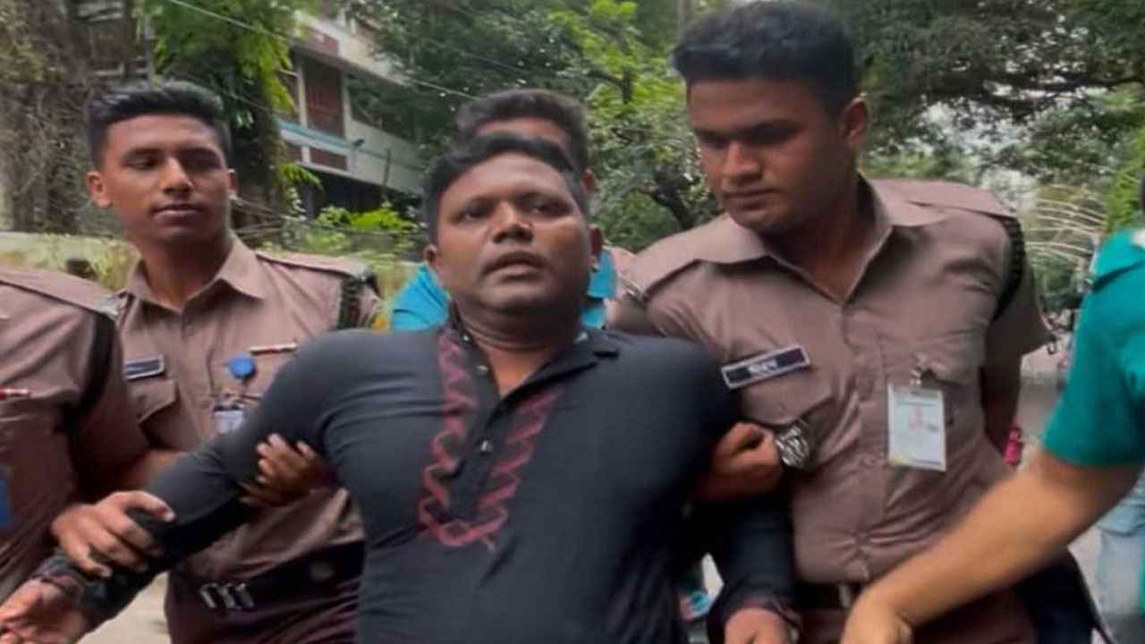ধানমন্ডি ৩২ নম্বরে ফুল দিতে এসে যুবলীগ কর্মী আটক