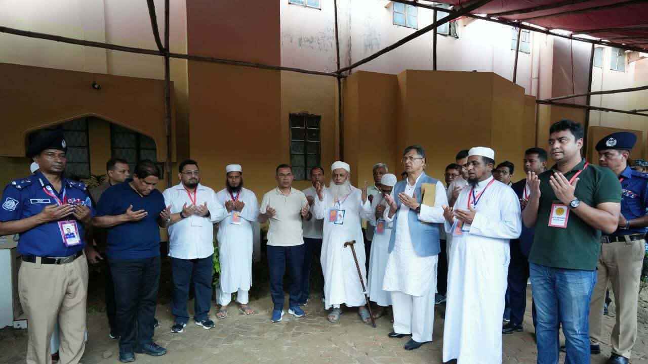 আল্লামা শফীর কবর জিয়ারত করলেন প্রধানমন্ত্রী