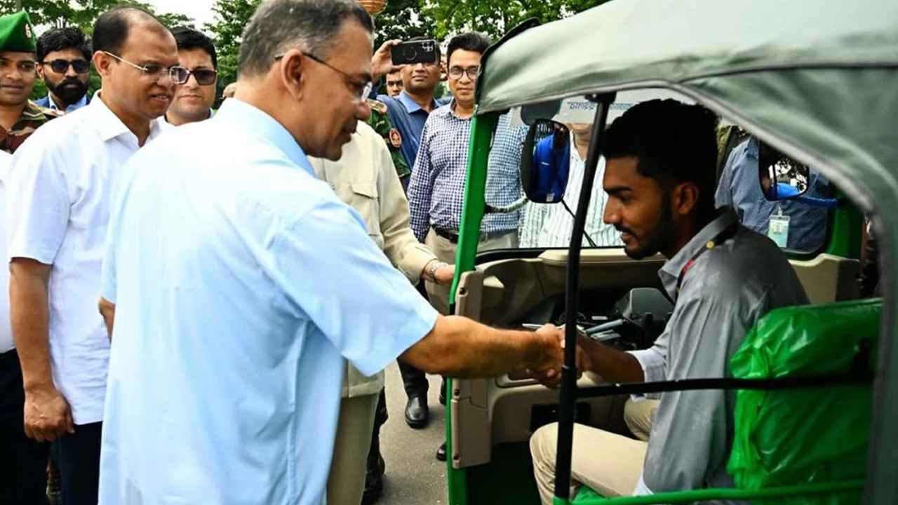 জীবন নির্বাহে তিন জুলাই যোদ্ধাকে উপহার তুলে দিলেন প্রধানমন্ত্রী
