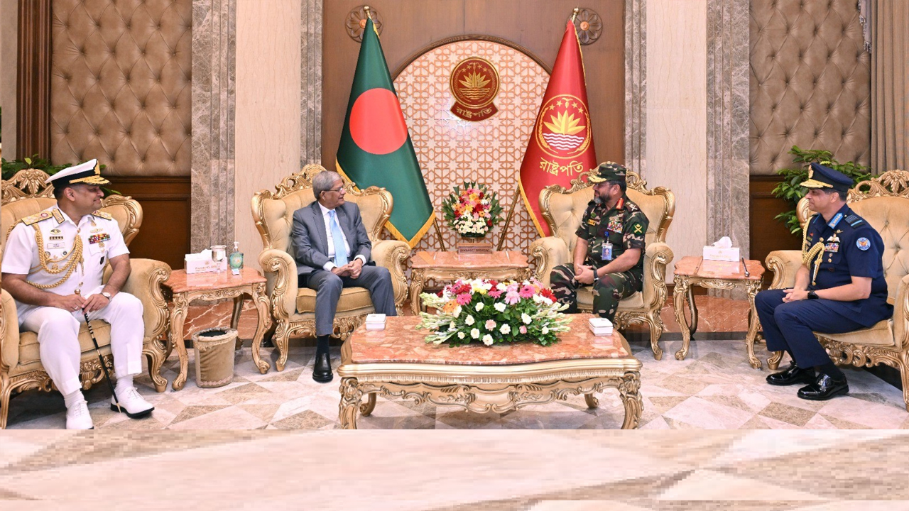 President_Mirza_Fakhrul_Islam_and_the_chiefs_of_the_three_services_1