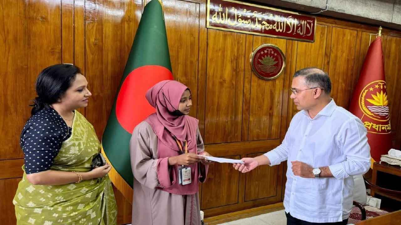 অদম্য ফাতেমার চিকিৎসক হওয়ার স্বপ্নপূরণে প্রধানমন্ত্রীর ৫ লাখ টাকা