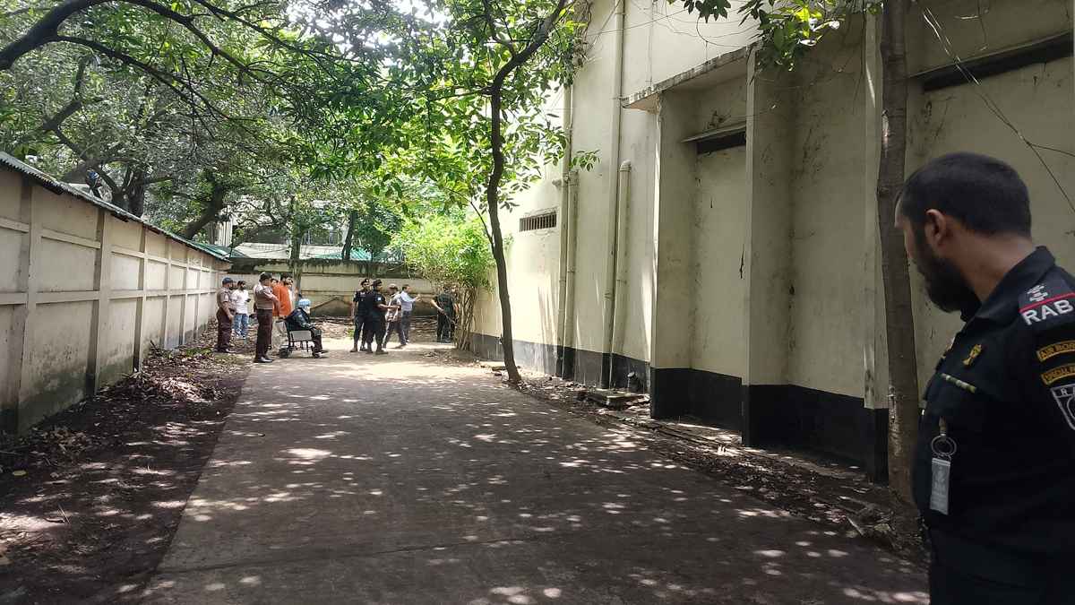র্যাবের ‘আয়নাঘর’ ঘুরে দেখলেন ট্রাইব্যুনালের বিচারক ও প্রসিকিউশন দল