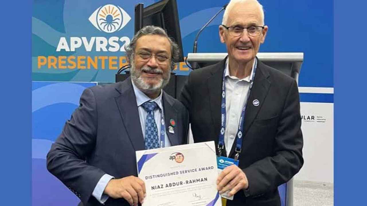 রেটিনা চিকিৎসায় অবদান রাখায় আন্তর্জাতিক সম্মাননা পেলেন ডা. নিয়াজ