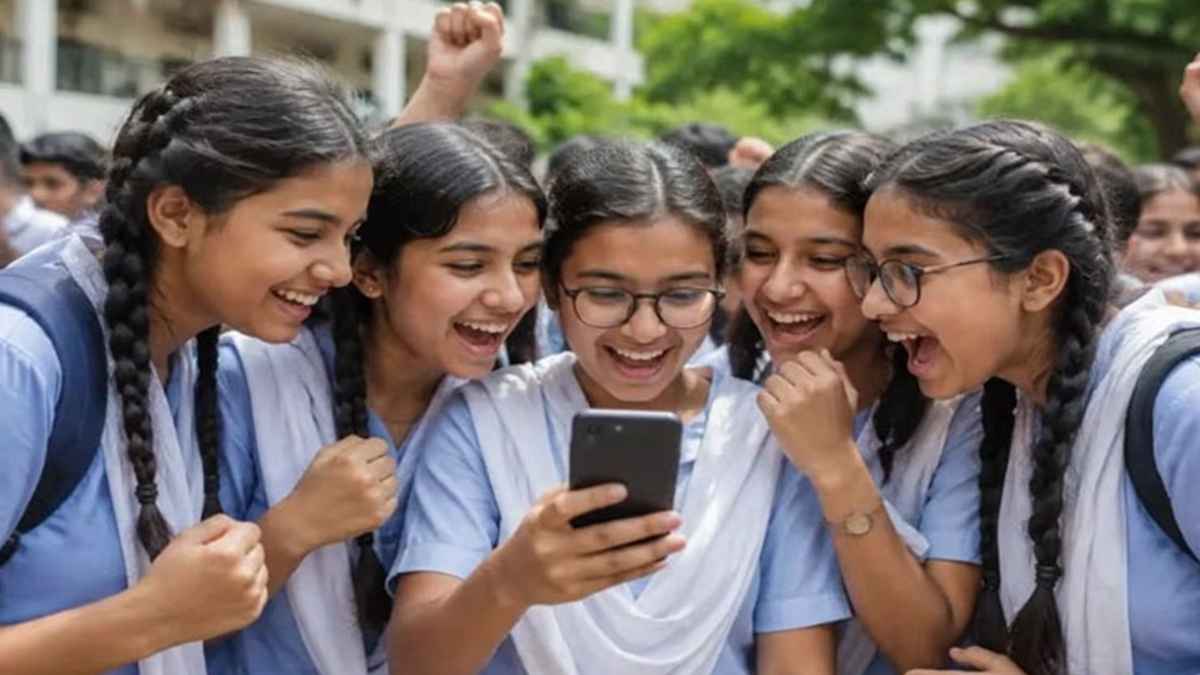 এবারও পাসের হার ও জিপিএ-৫ দুটোতেই এগিয়ে ছাত্রীরা