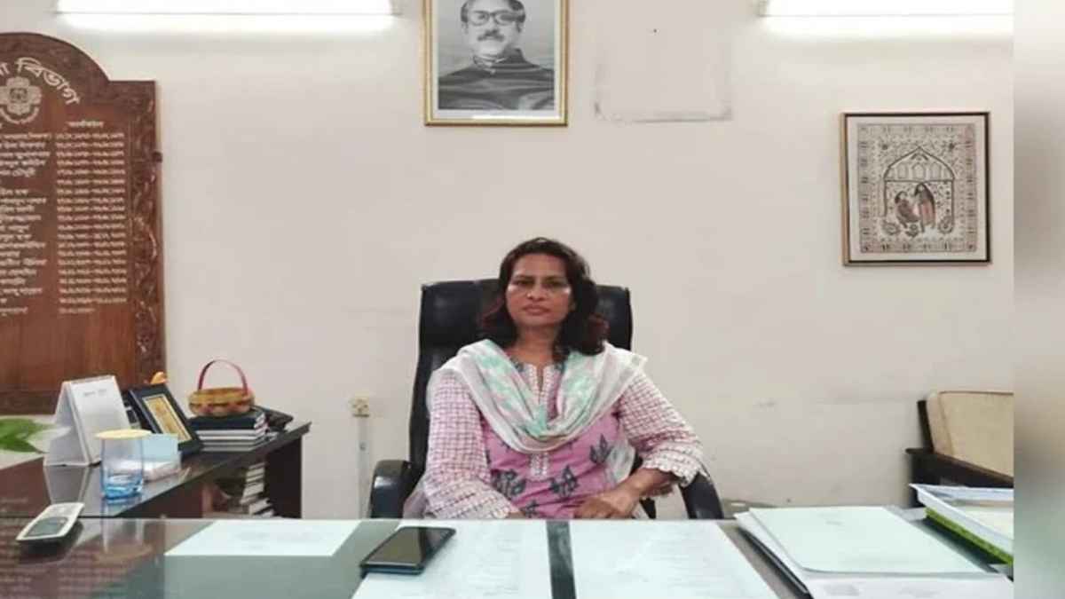 অভ্যুত্থানে হাসিনার ছবি সরানোর পর যা ঘটেছিল জাবি শিক্ষিকার সঙ্গে