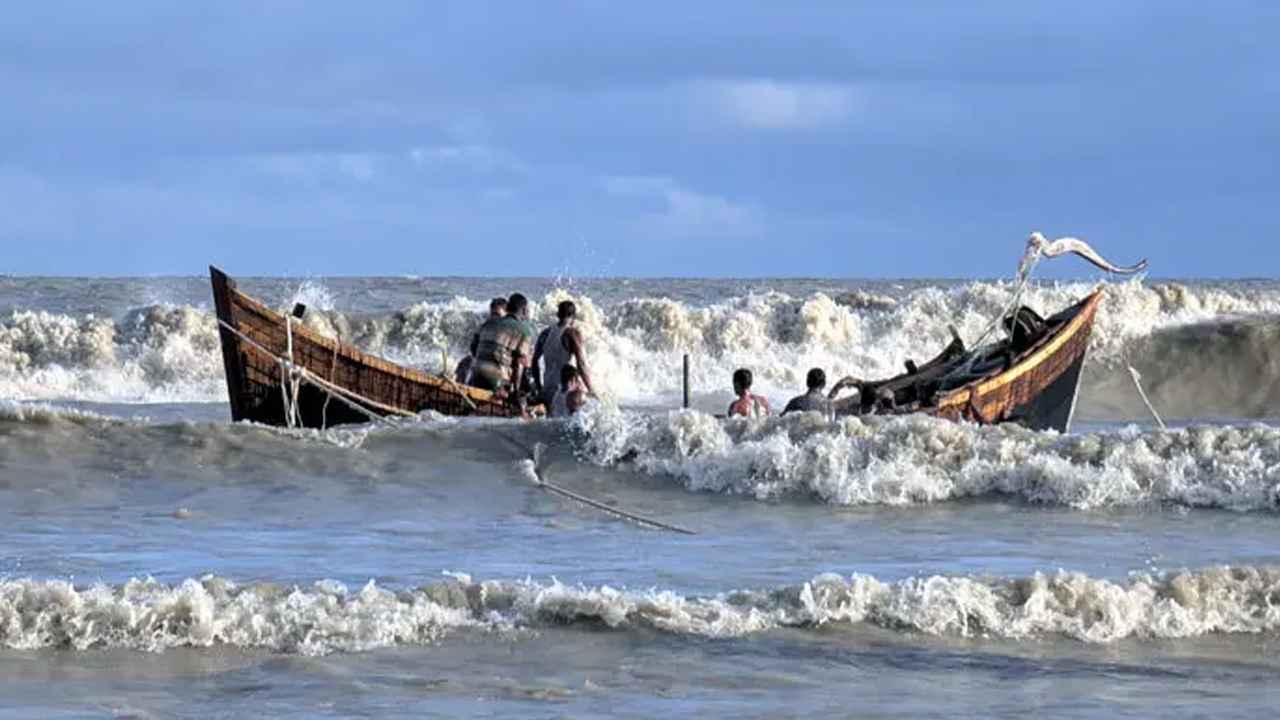 বঙ্গোপসাগরে ট্রলারডুবি: বরগুনার ৫ জেলে নিখোঁজ