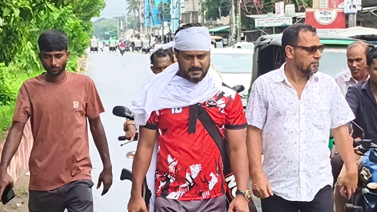 পাবনায় অস্ত্র হাতে মহড়া সাবেক ছাত্রদল নেতার, মুচলেকা দিয়ে মুক্তি
