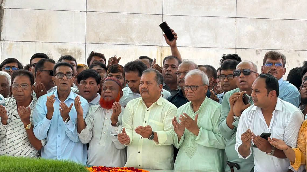 দায়িত্ব পেয়ে জিয়ার সমাধিতে রিজভী-স্বপনের শ্রদ্ধা