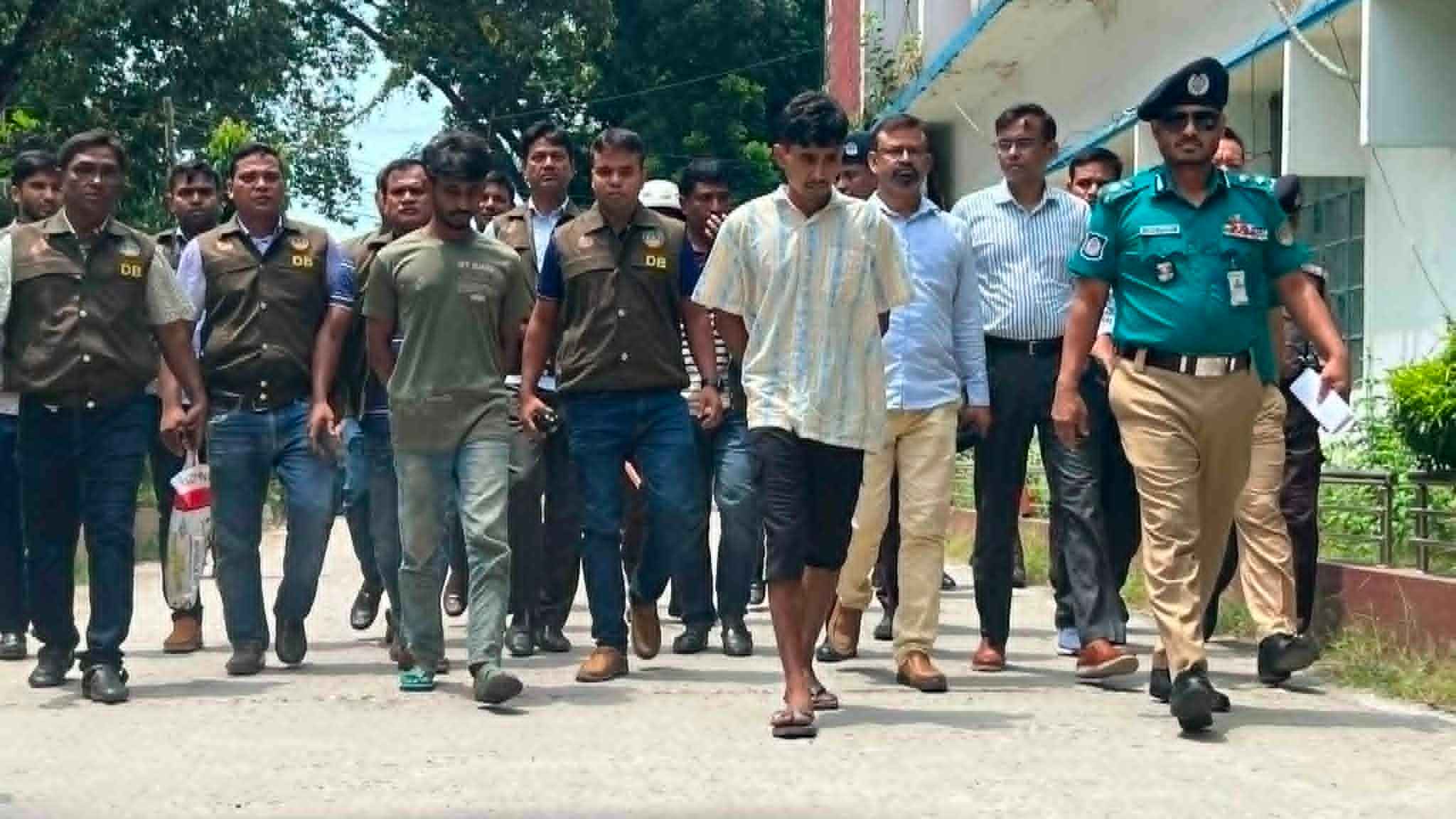 ‘ইয়াবা সেবনে বাধা দেওয়ায় শিক্ষকসহ পরিবারের ৪ জনকে হত্যা’