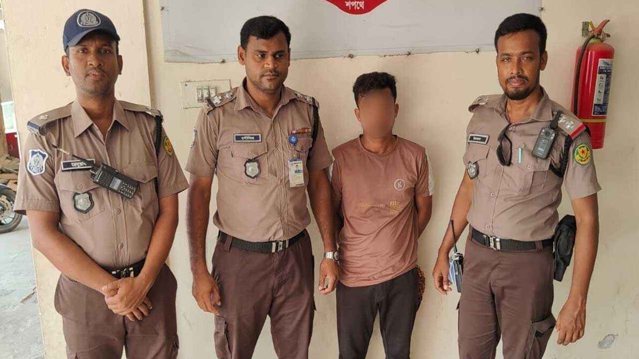 পথচারীকে চাপা দিয়ে পালানোর সময় চালক আটক, বাস জব্দ
