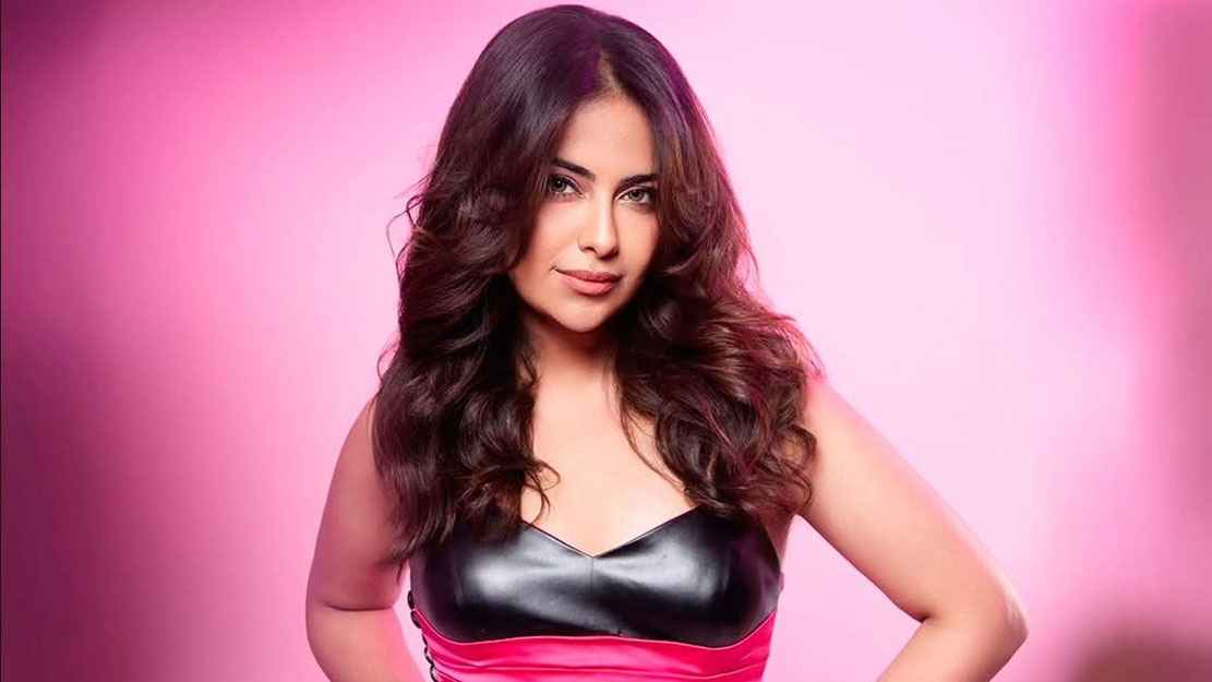 হাঁটতে ও খেতে পারছেন না, হাসপাতালে ছোটপর্দার জনপ্রিয় অভিনেত্রী
