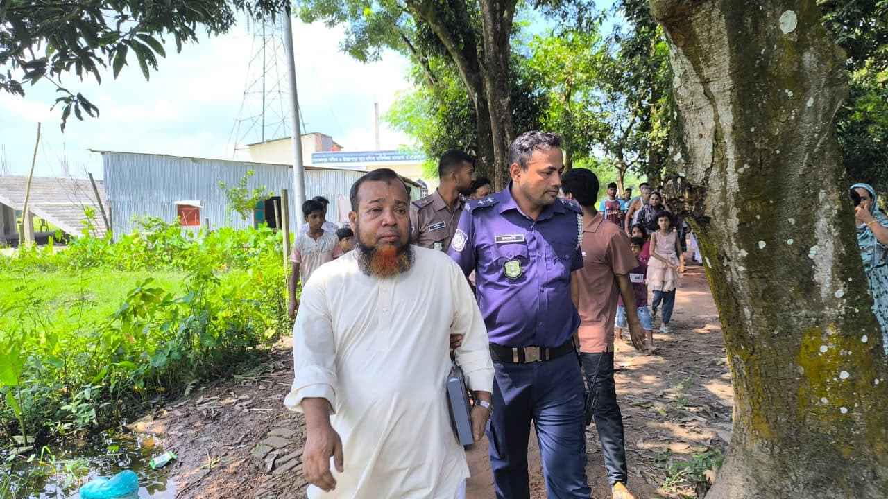 কিশোরীর আপত্তিকর ভিডিও ছড়ানোর অভিযোগ, মাদরাসা সুপারকে গণপিটুনি