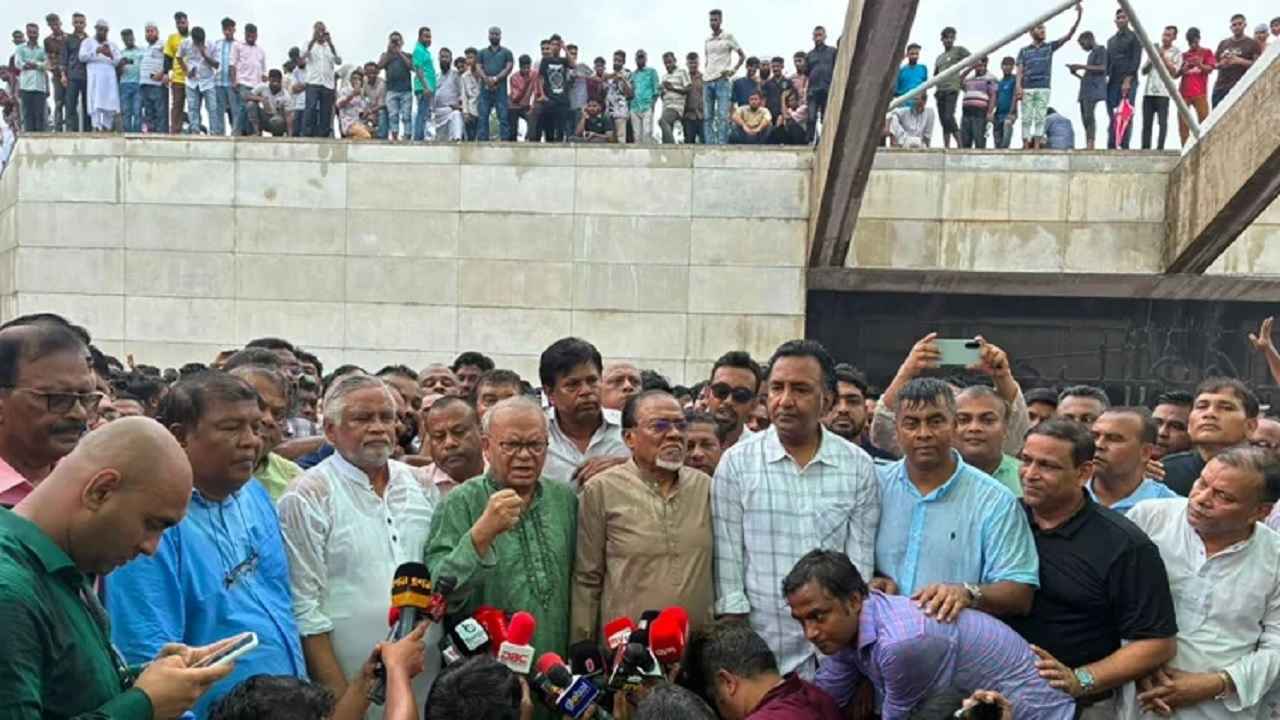 জিয়াউর রহমান ও খালেদা জিয়ার সমাধিতে বিএনপির নতুন ৪ সদস্যের শ্রদ্ধা