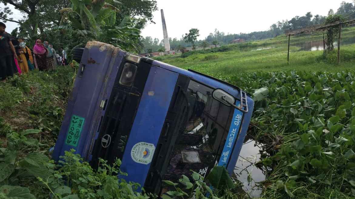 সিএনজিকে সাইড দিতে গিয়ে স্কুলবাস খাদে, প্রাণ গেল শিক্ষার্থীর