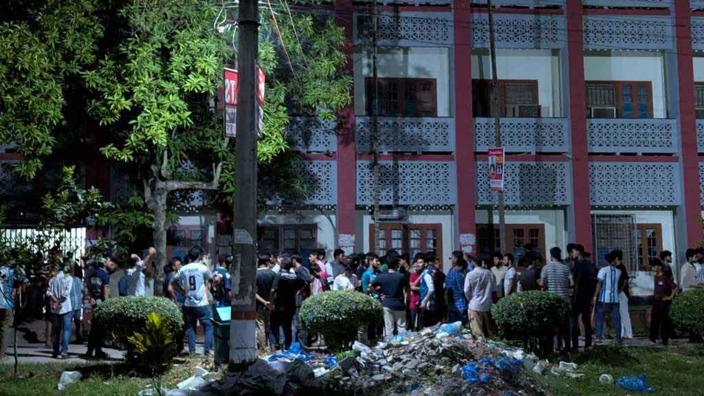 তুচ্ছ ঘটনাকে কেন্দ্র করে রাবিতে দুই বিভাগের দফায় দফায় সংঘর্ষ, আহত ৪