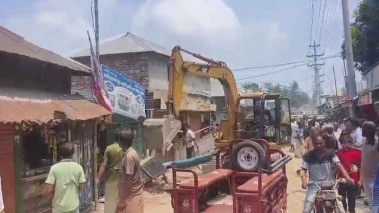 সিরাজগঞ্জের জামিরতা বাজারে অর্ধশতাধিক অবৈধ স্থাপনা উচ্ছেদ