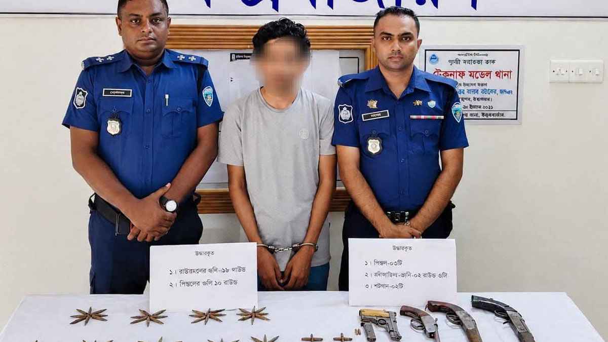 টেকনাফে অস্ত্র-গুলিসহ শীর্ষ সন্ত্রাসী গ্রেফতার