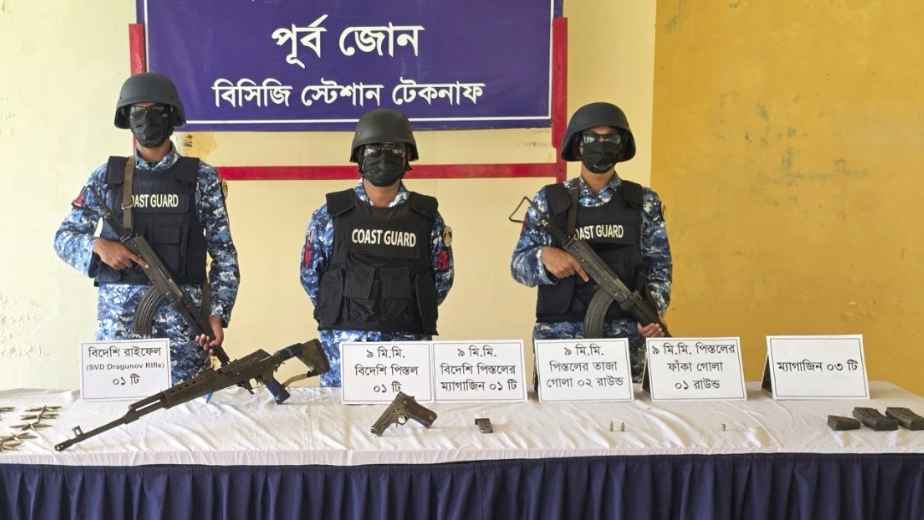 টেকনাফে বিদেশি রাইফেল-পিস্তলসহ বিপুল গোলাবারুদ উদ্ধার