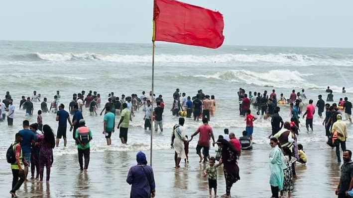 কক্সবাজার সৈকতে গোসলে নেমে পর্যটকের মৃত্যু, নিখোঁজ ১