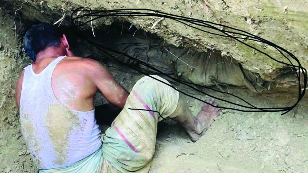 স্ত্রীর কবর খননের সময় মিলল ২৪ বছর আগে দাফন করা স্বামীর অক্ষত মরদেহ