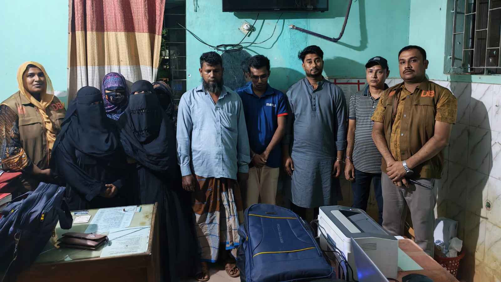 নোয়াখালীতে দুই আবাসিক হোটেলে অভিযান, ৪ নারীসহ গ্রেফতার ৮