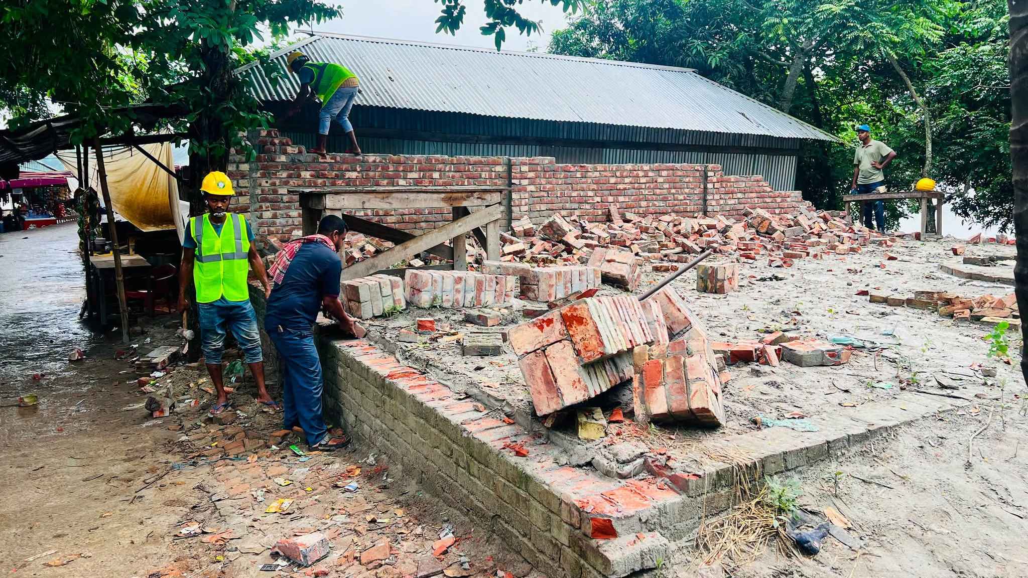 নাজিরপুরে উচ্ছেদ অভিযানে পাউবোর জমি উদ্ধার