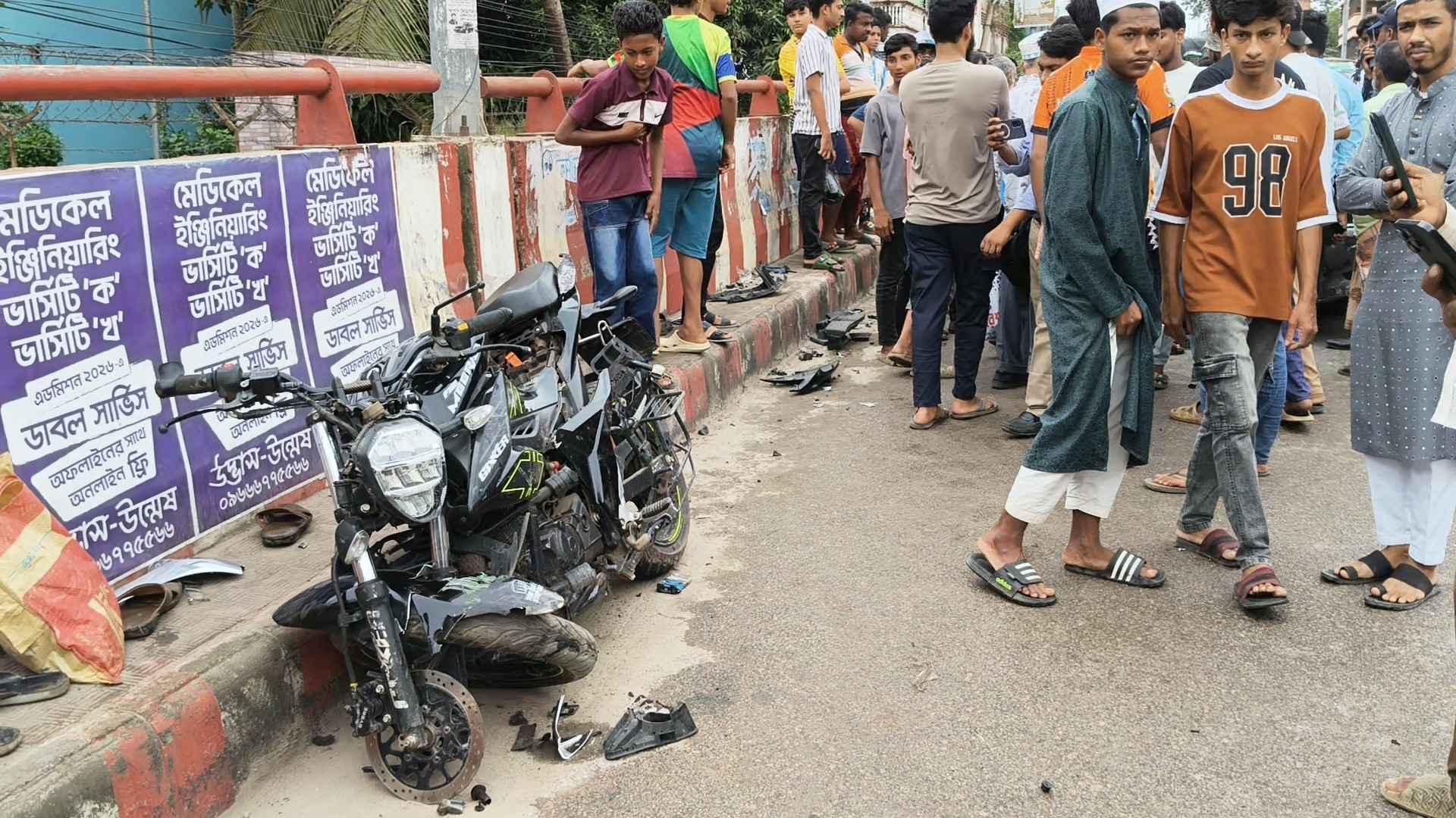 ব্রাহ্মণবাড়িয়ায় ফ্লাইওভারে তিন যানবাহনের সংঘর্ষ, আহত ৬