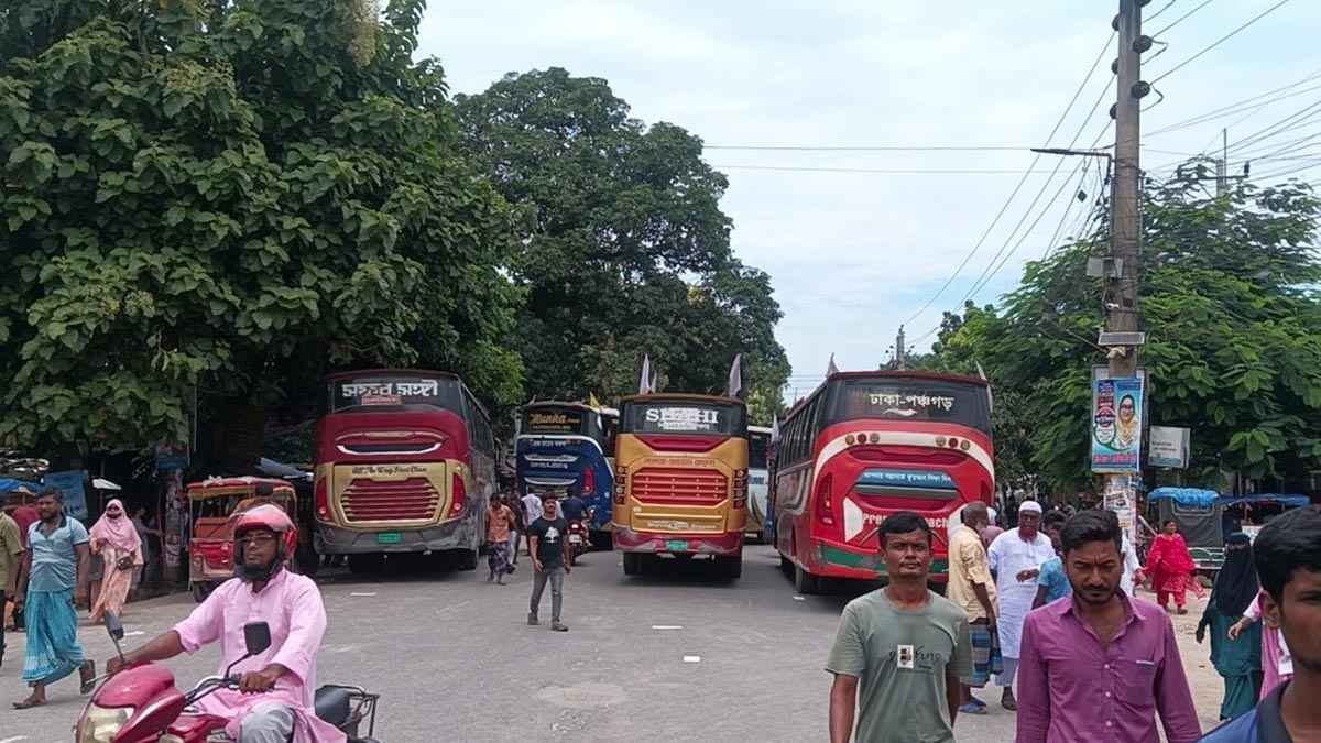 শ্রমিক নেতাকে গ্রেফতারের প্রতিবাদে দিনাজপুরে সড়ক অবরোধ, বন্ধ যান চলাচল