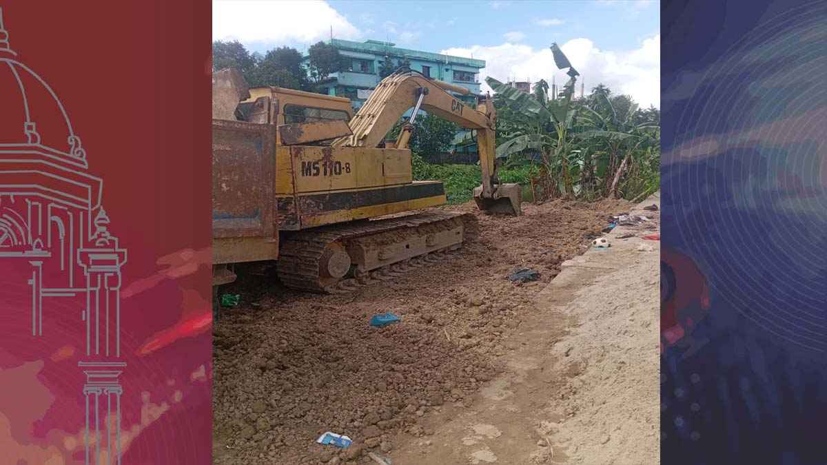 পরশুরামে রেলওয়ের জলাশয় ভরাটের অভিযোগ, ঠিকাদারের বিরুদ্ধে থানায় আবেদন
