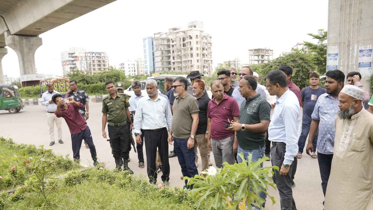 বিভাগীয় প্রধানদের নিয়ে ডিএনসিসির বিভিন্ন এলাকা ঘুরে দেখলেন প্রশাসক