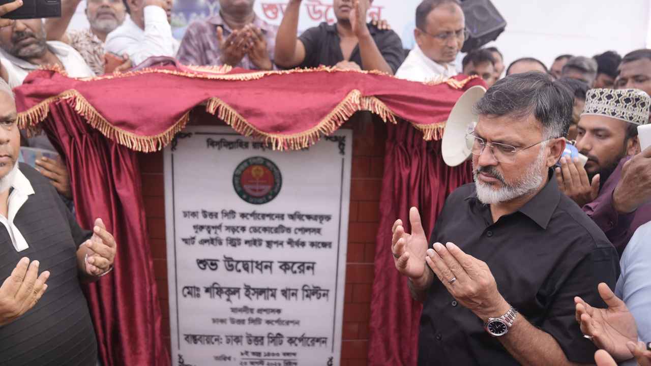 ঢাকার প্রধান সড়কে বসবে স্মার্ট লাইটের ডেকোরেটিভ পোল: ডিএনসিসি প্রশাসক