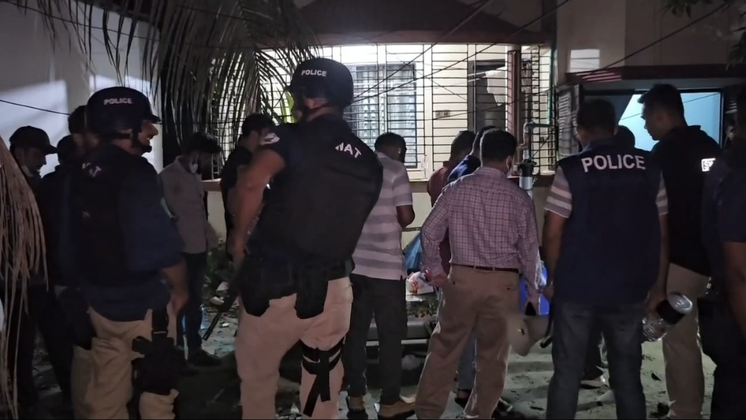 সাভারে জেএমবির আস্তানা, পাইপ বোমাসহ বিপুল বিস্ফোরক তৈরির সরঞ্জাম জব্দ
