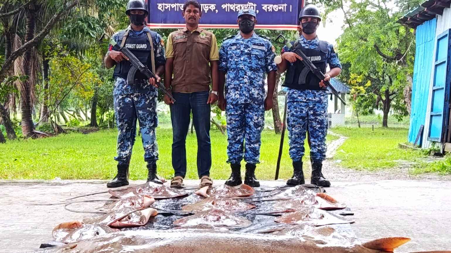 পাথরঘাটায় নিষিদ্ধ মাছ জব্দের ঘটনায় কোস্ট গার্ডকে কারণ দর্শানোর নির্দেশ