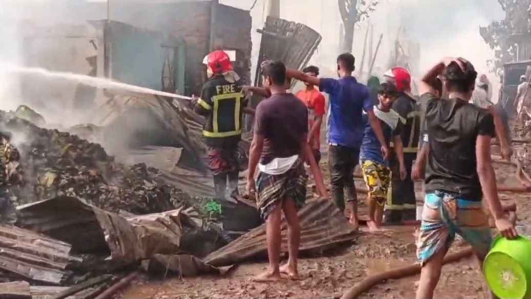 গাজীপুরে ঝুটের গুদামের আগুন নিয়ন্ত্রণে