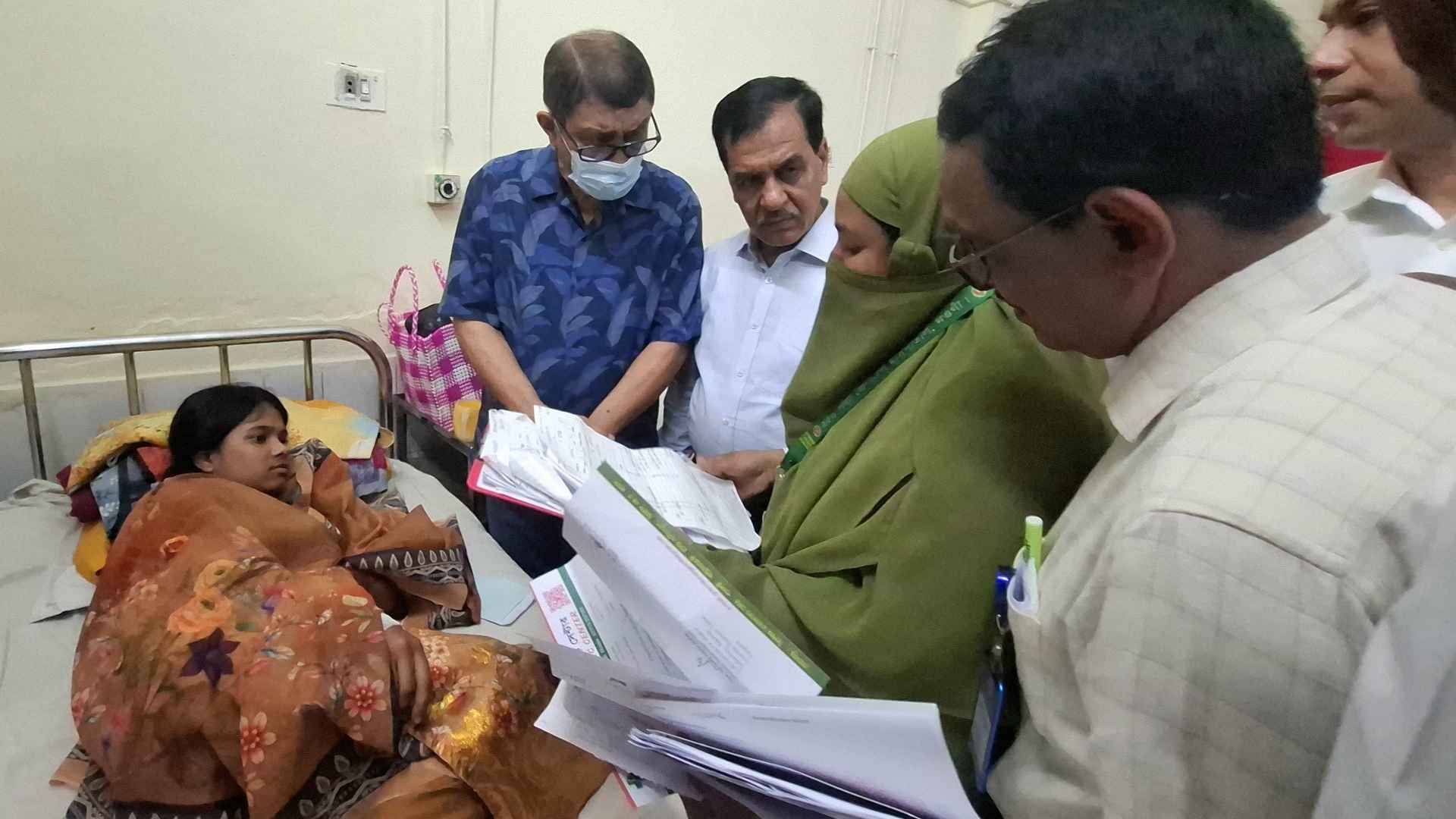 হাসপাতালে স্যালাইন মজুত থাকলেও বাইরে থেকে কেনার নির্দেশ, নার্সকে শোকজ