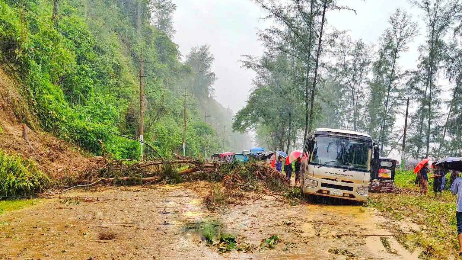 হিমছড়িতে পাহাড়ধসে মেরিন ড্রাইভ বন্ধ, আটকা পর্যটকবাহী যান