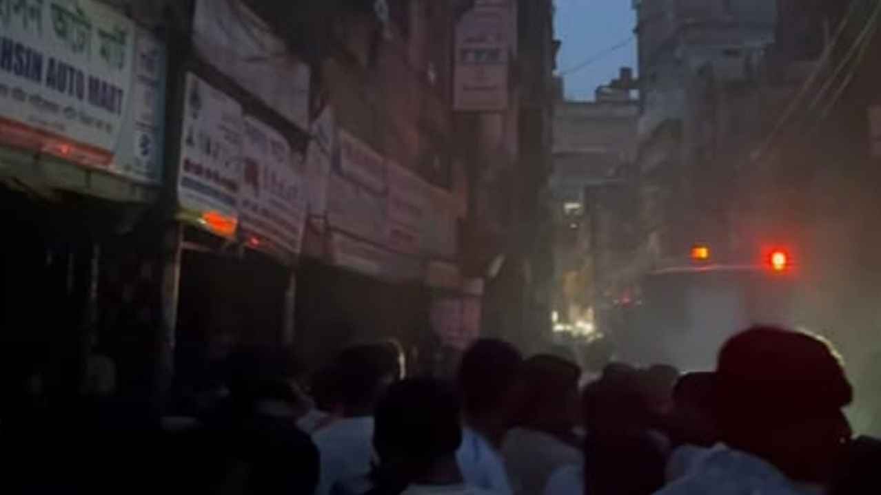 ২ ঘণ্টা পর বংশালের হেলমেট গোডাউনের আগুন নিয়ন্ত্রণে