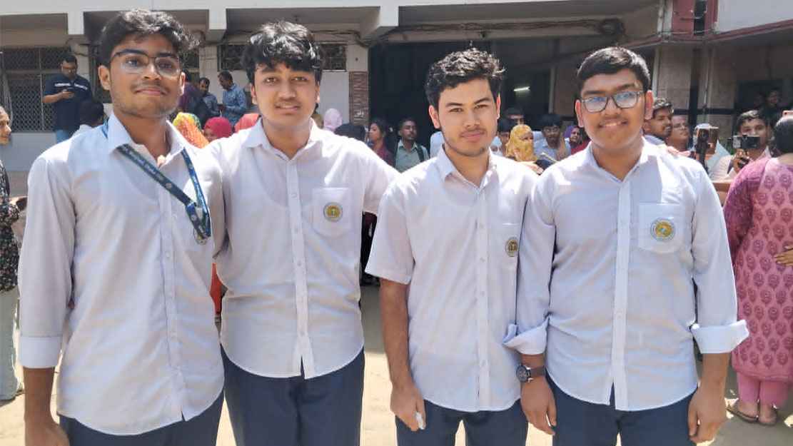 গোল্ডেন এ+ হাতে চার বন্ধু, তবু মন খারাপ বিদায়ের সুরে