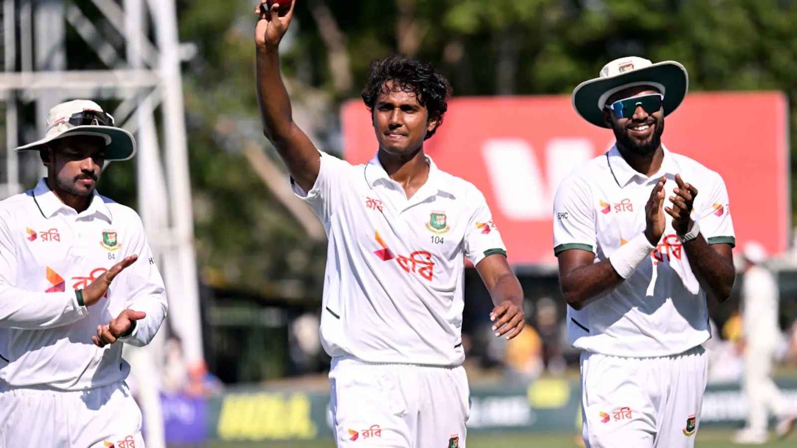 কেন্ট থেকে ডারউইন, অজিভূমিতে রূপকথার পসরা সাজালেন হাসান মাহমুদ