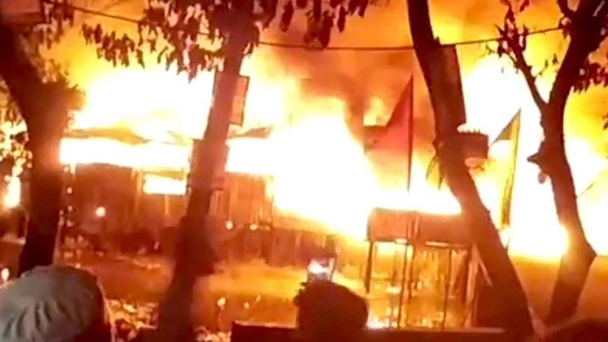 হাতিয়ার সাগুরিয়া বাজারে আগুনে পুড়ল ৭ ঘর