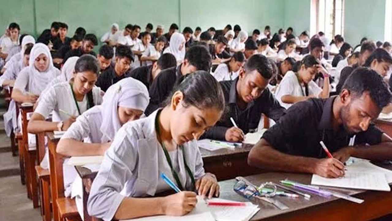এইচএসসিতে অনুপস্থিত ৯ হাজারের বেশি, বহিষ্কার ৮