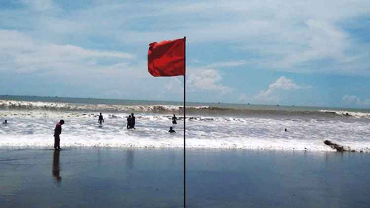 সাগরে নৌযান পাঠানো বন্ধে পাথরঘাটা কোস্ট গার্ডের জরুরি নির্দেশ