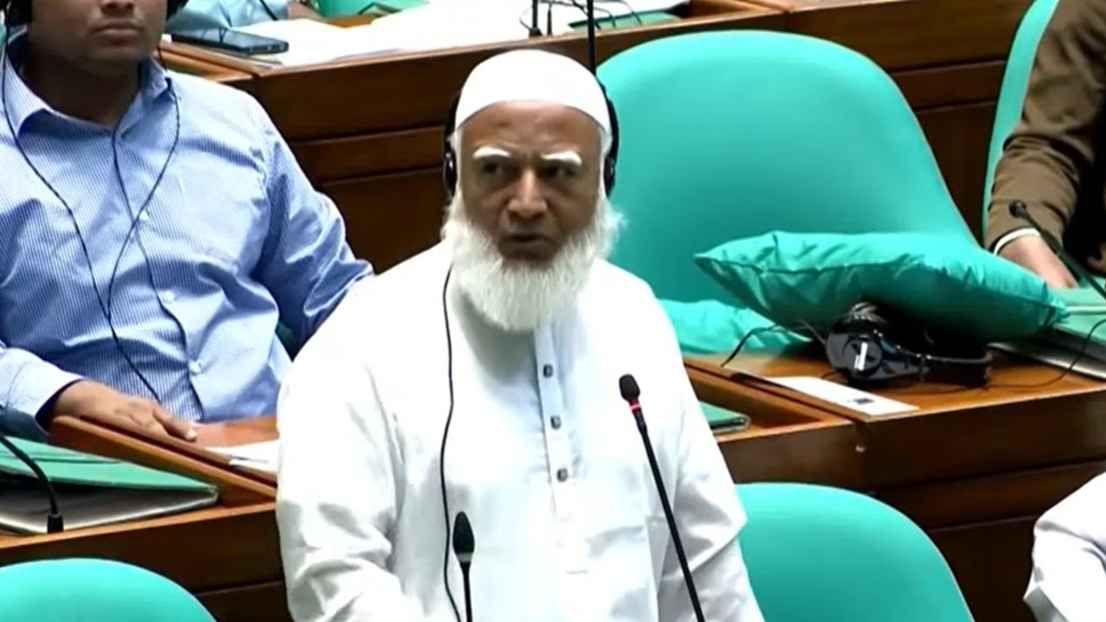 শিক্ষকতা করতে চাইলে সংসদে নয়, ইউনিভার্সিটি খুলুন