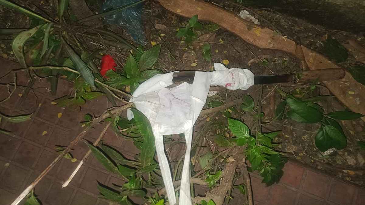 যশোরে আসবাবের নিচে ককটেলসদৃশ বস্তু ও দা, তদন্তে পুলিশ