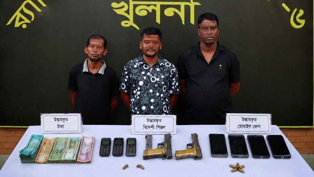 খুলনায় ২ বিদেশি পিস্তলসহ তিনজন আটক