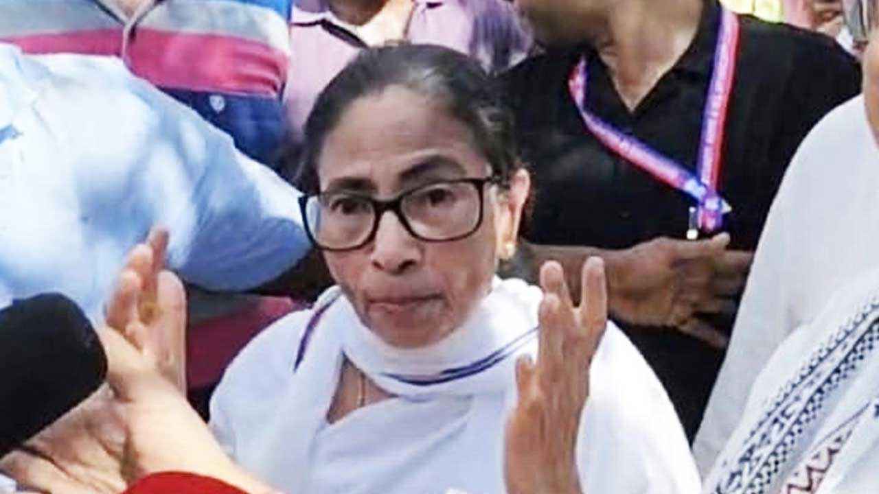 মমতা বন্দোপাধ্যায়ের গাড়িবহরে হামলা