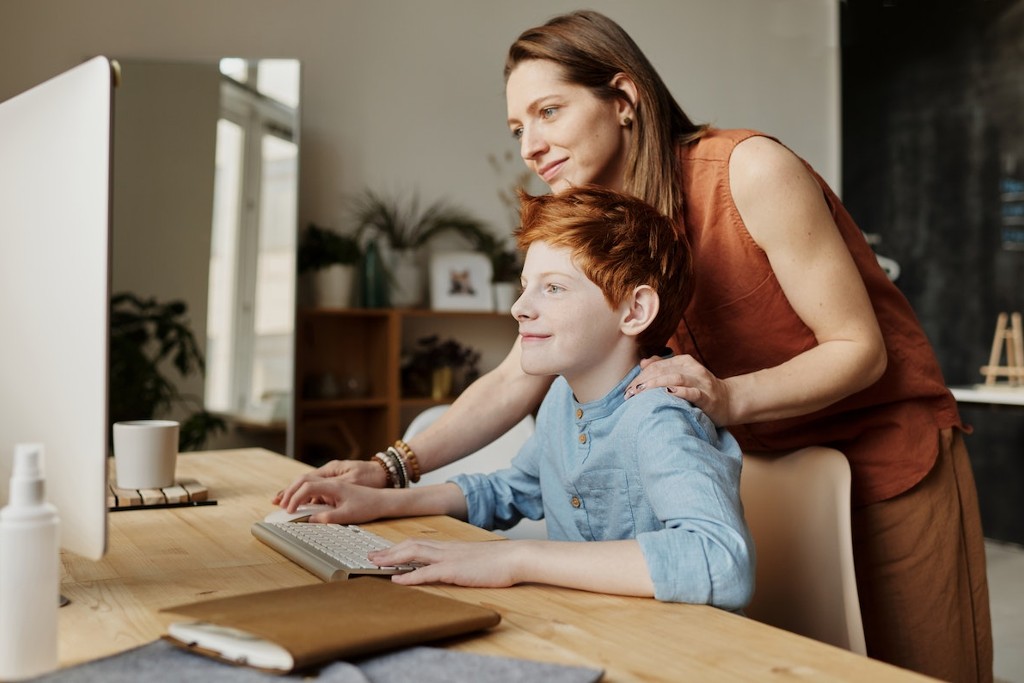 mother-child-online
