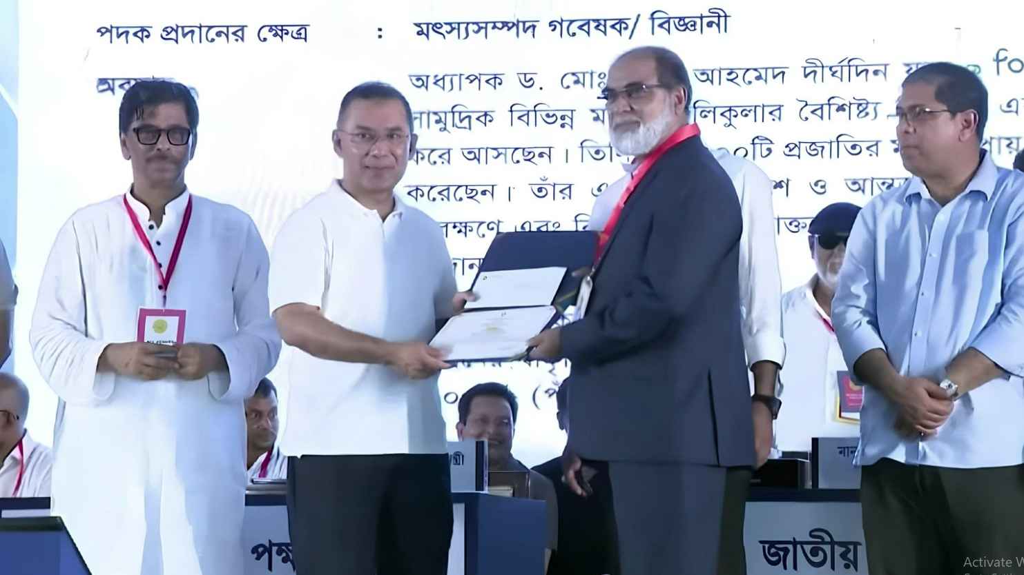 জাতীয় মৎস্য পদক পেলেন বাকৃবি অধ্যাপক রফিকুল ইসলাম সরদার