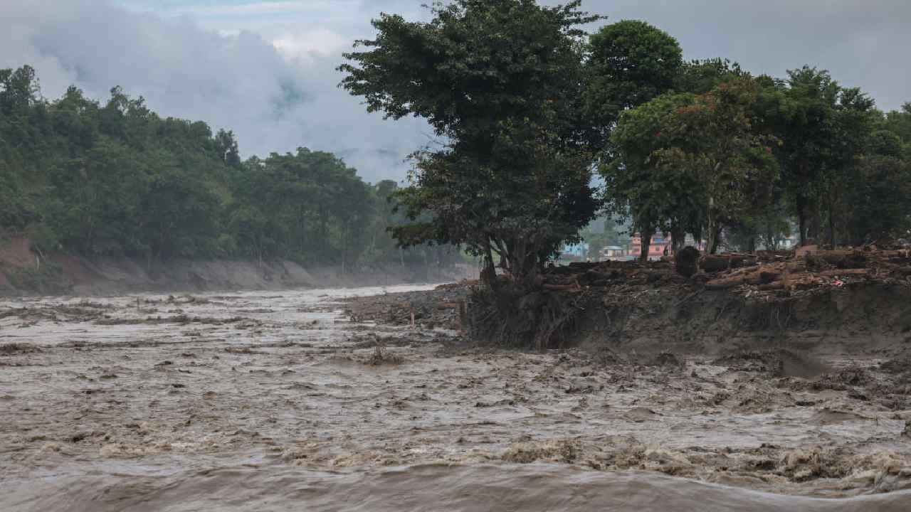 নেপালে মৃতের সংখ্যা বেড়ে ৭৩৪, আবারও বন্যার শঙ্কা!