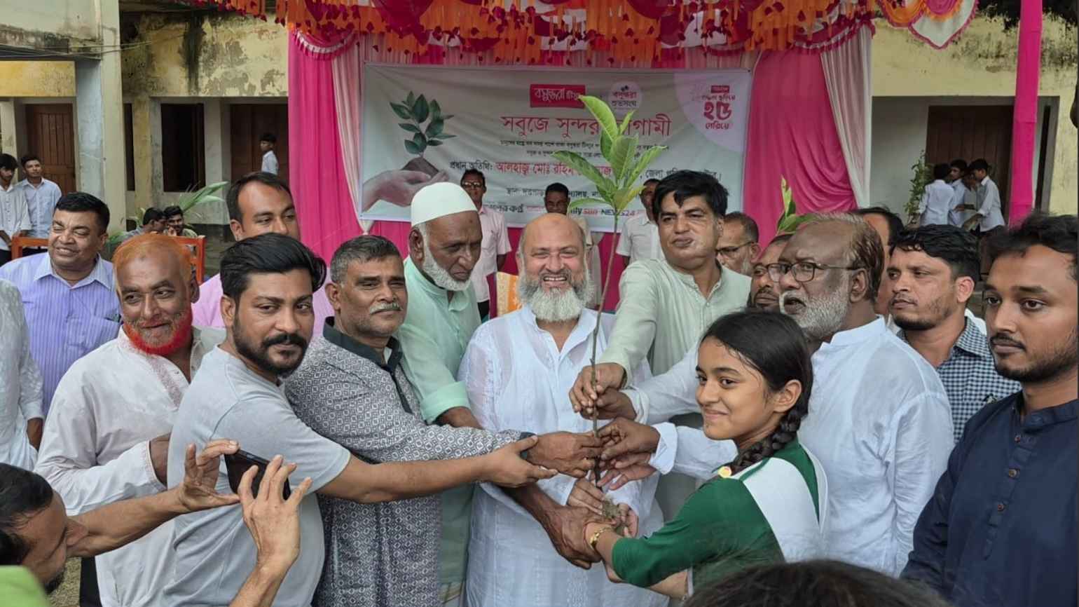 নাটোরে শিক্ষার্থীদের মাঝে ৩৫০ গাছ বিতরণ